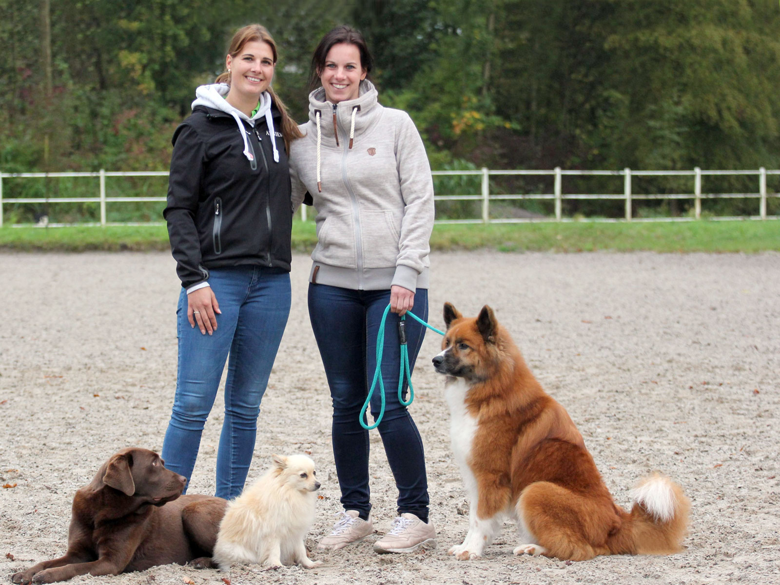 Hondengedragsdeskundige Monique Stam (rechts) en Anniek Winters (links) Hondengedragsdeskundige Monique Stam (rechts) en Anniek Winters (links)