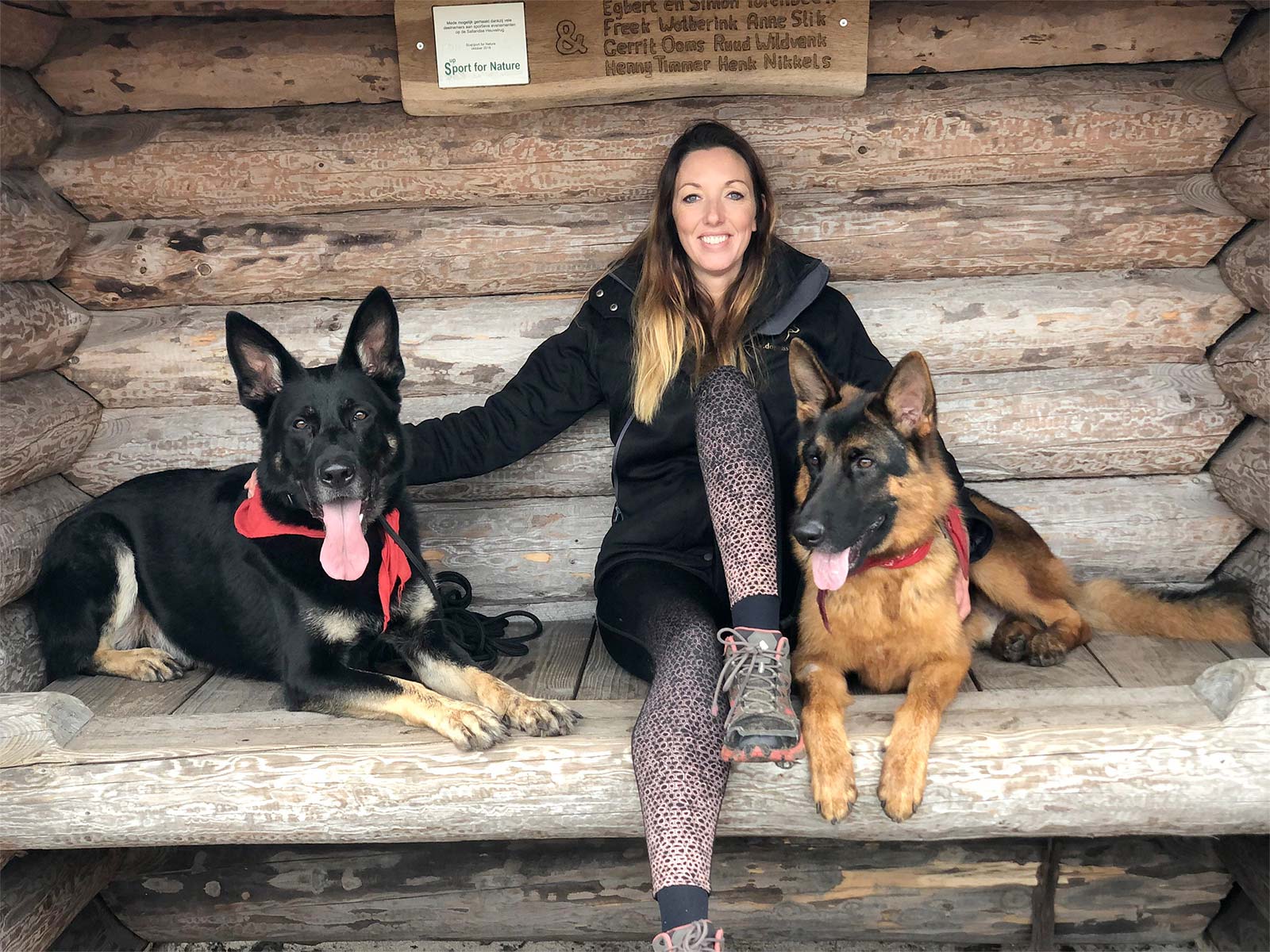 Jessica Zomer Hondengedragsdeskundige Monique Stam (rechts) en Anniek Winters (links)
